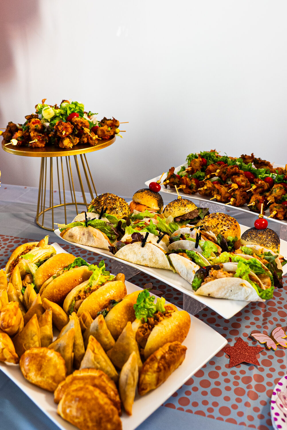 Buffet de wraps, brochettes et petits pains dorés