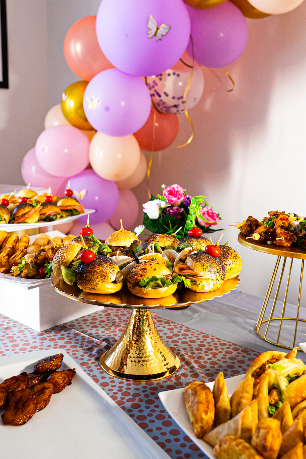 Assortiment de bouchées et brochettes colorées à emporter