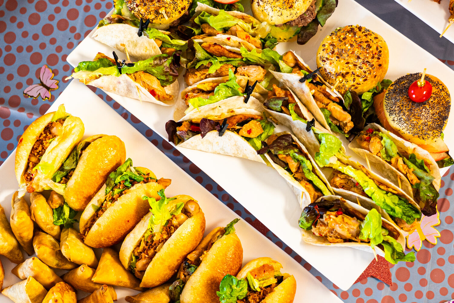 Table de buffet abondante avec brochettes et bouchées