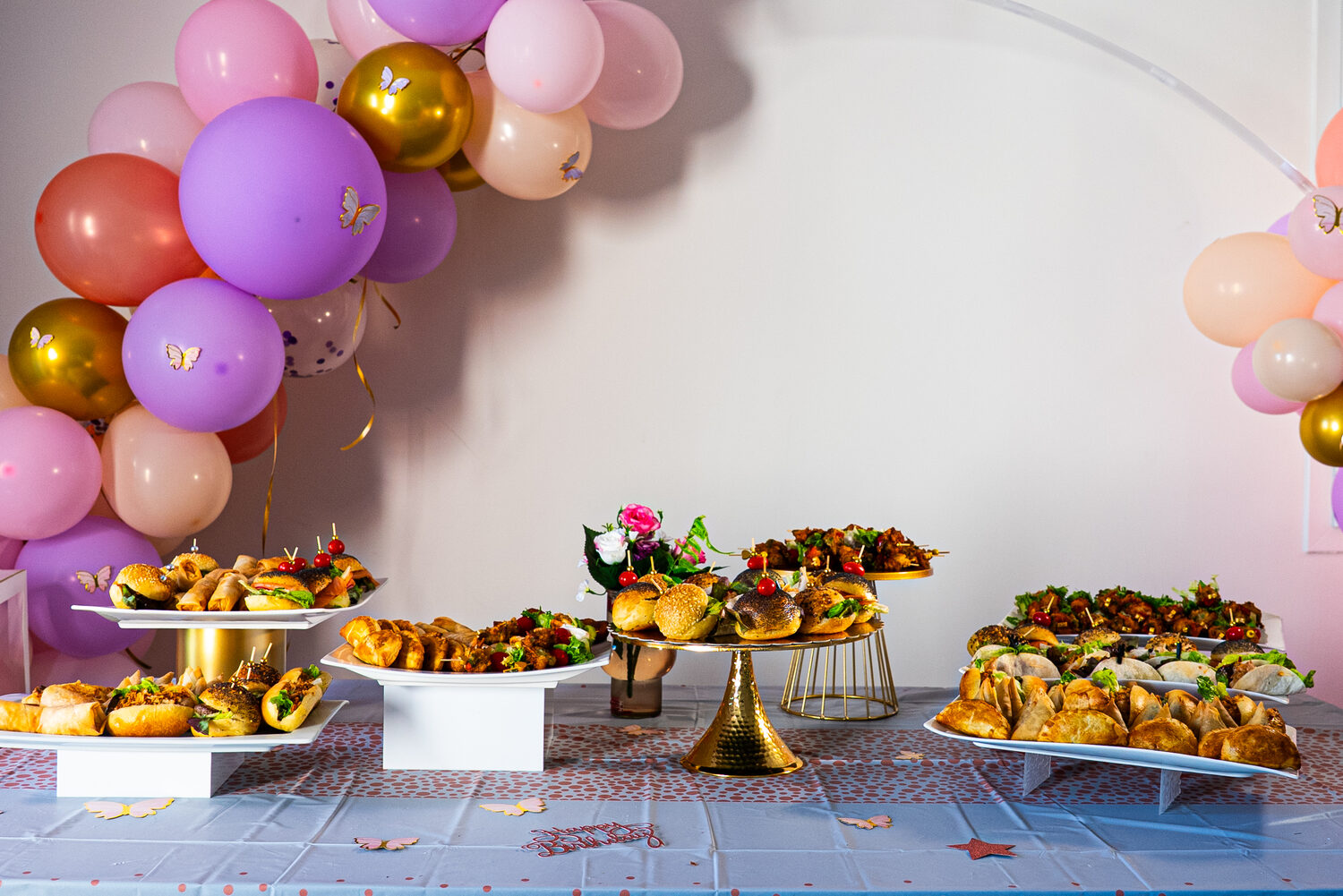 Plateaux de bouchées et brochettes colorées