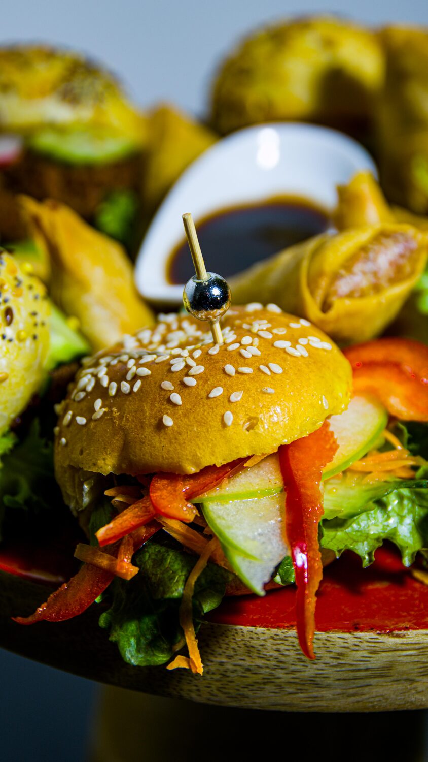 Mini burger au pain de sésame garni de légumes croquants