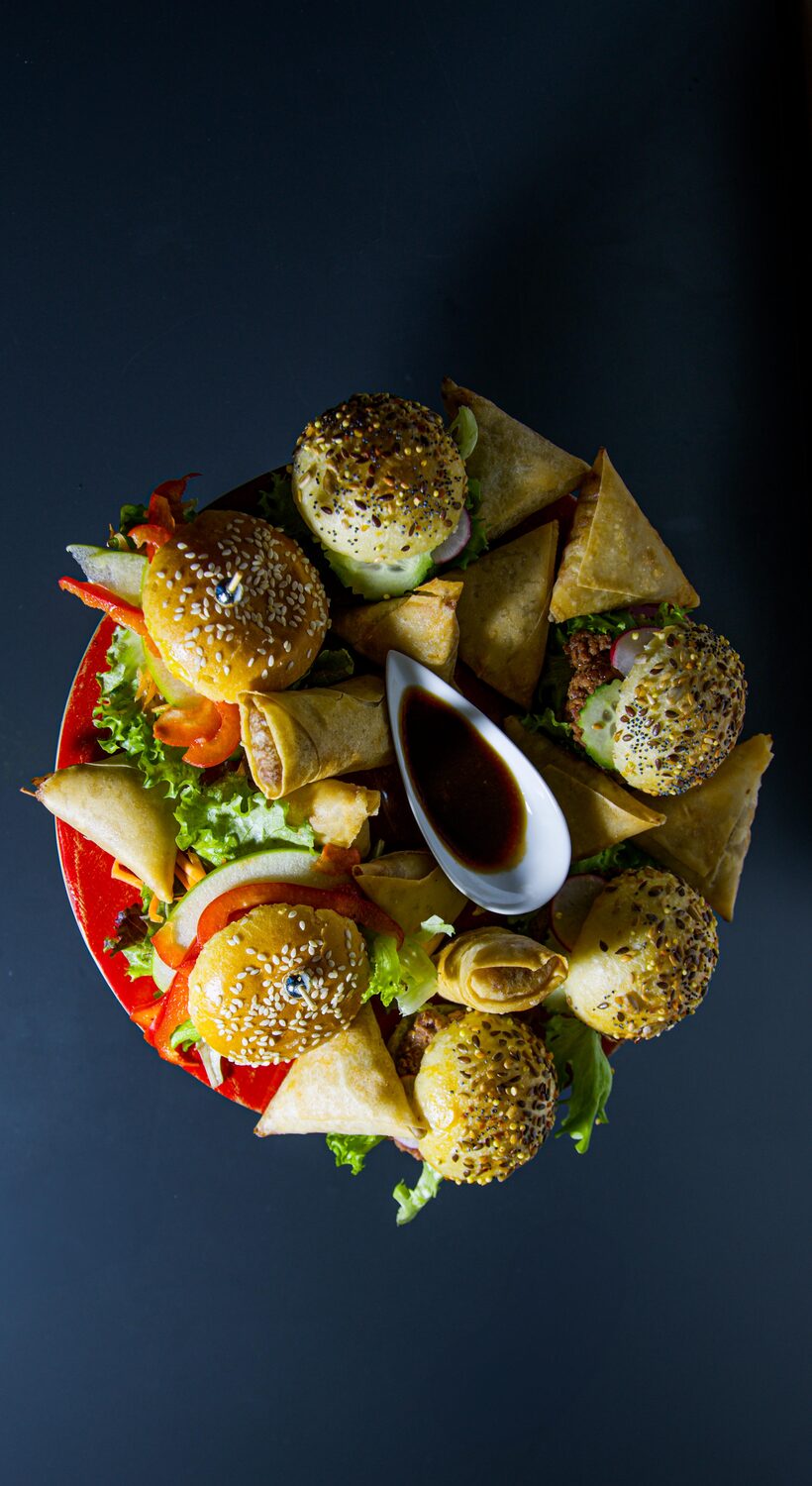 Plateau métissé de mini burgers, samoussas et nems avec sa sauce