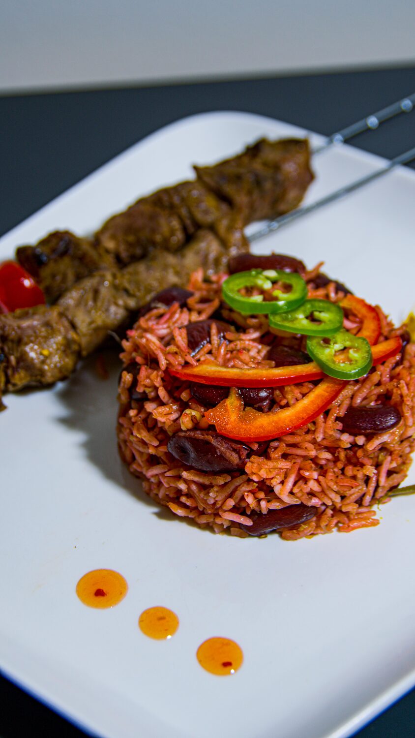 Riz rouge créole aux haricots, brochettes de viande marinée, poivron et jalapeño