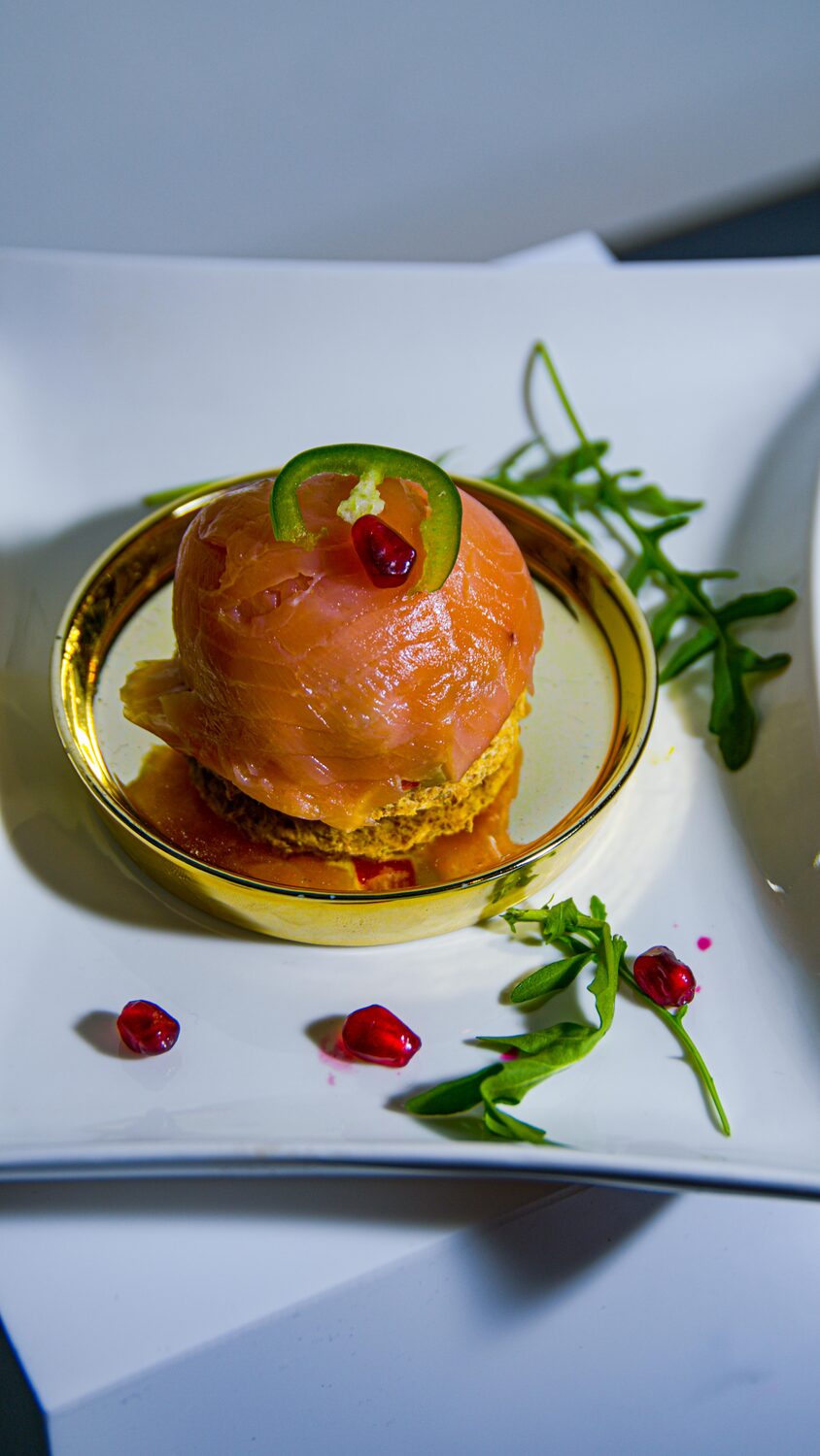Dôme de saumon fumé, grenade et roquette dressé façon gastronomique